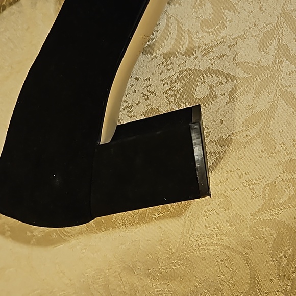 MARC FISHER SUEDE PUMP - Picture 6 of 6